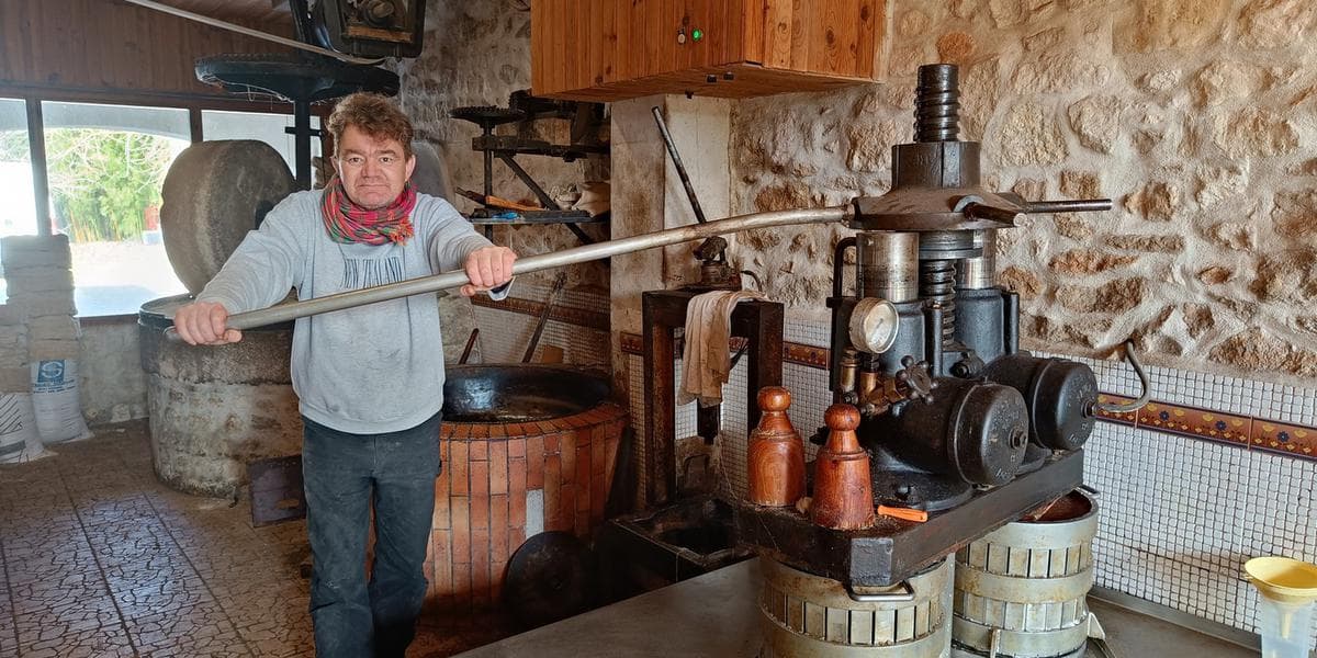 Le maître huilier dans l'atelier du Moulin des Planches