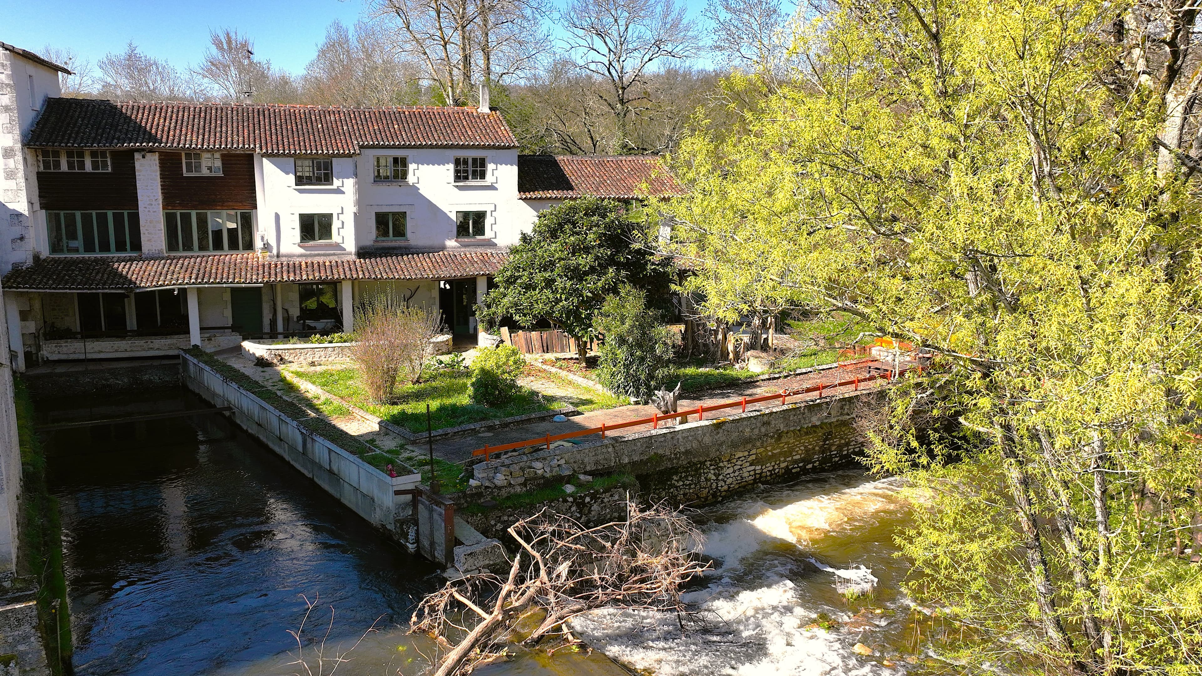 Façade du Moulin des Planches à Vouthon