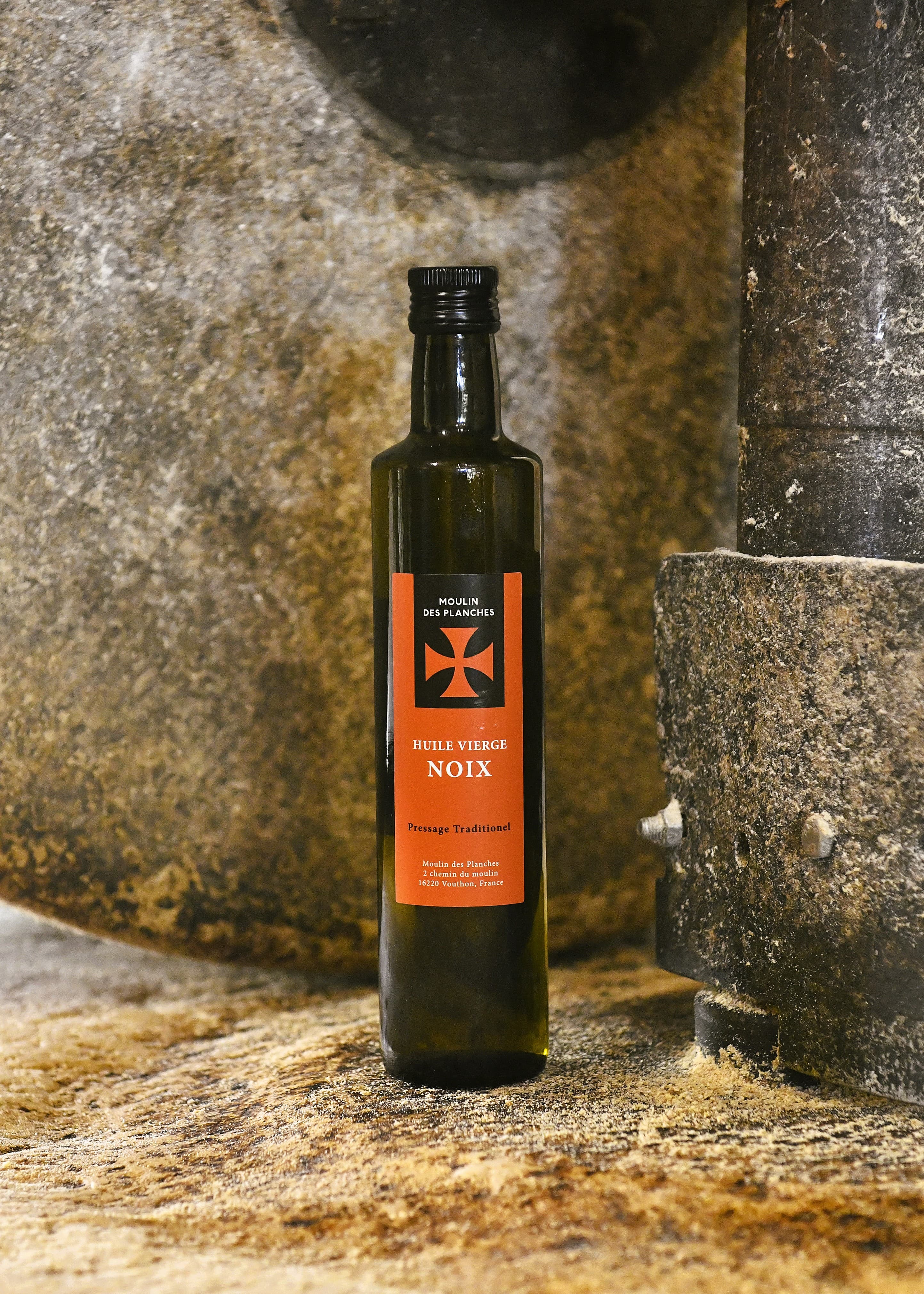 Bouteille d'huile de noix au moulin